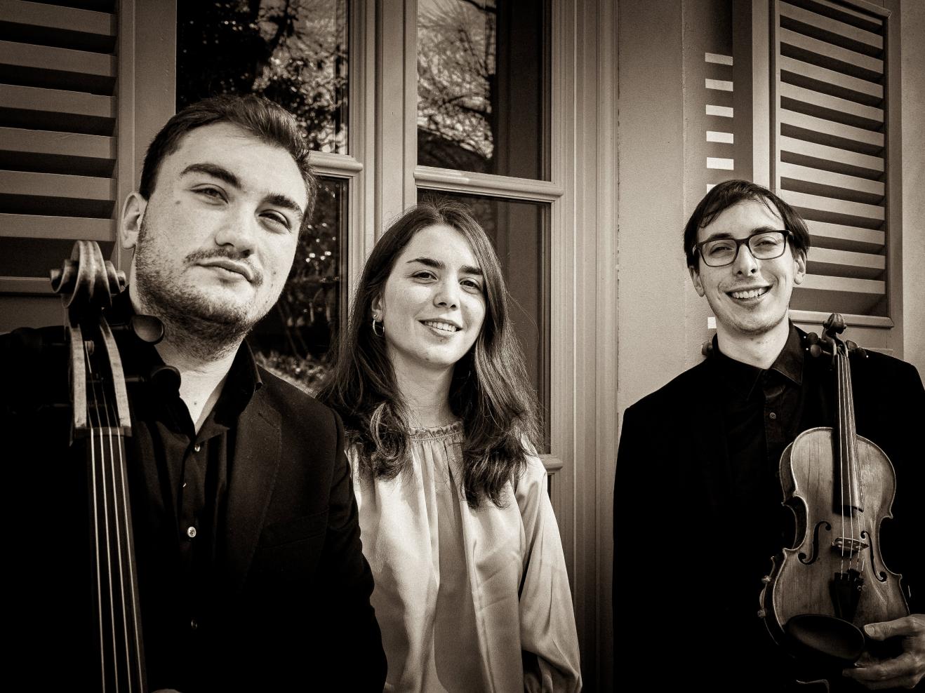 Die drei Musiker*innen des Trio Chimera lächelnd vor einem Haus