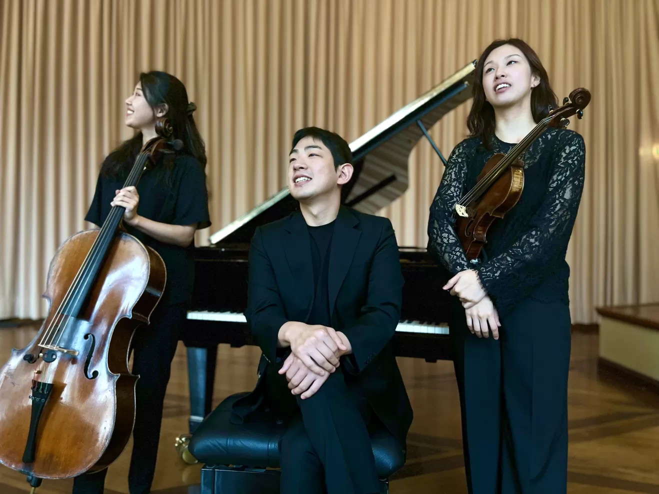 Die drei Musiker*innen des Trio Movere posieren mit ihren Instrumenten für das Foto