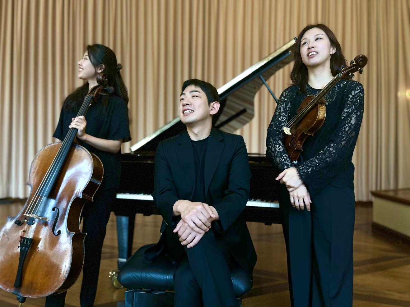 Die drei Musiker*innen des Trio Movere posieren mit ihren Instrumenten für das Foto