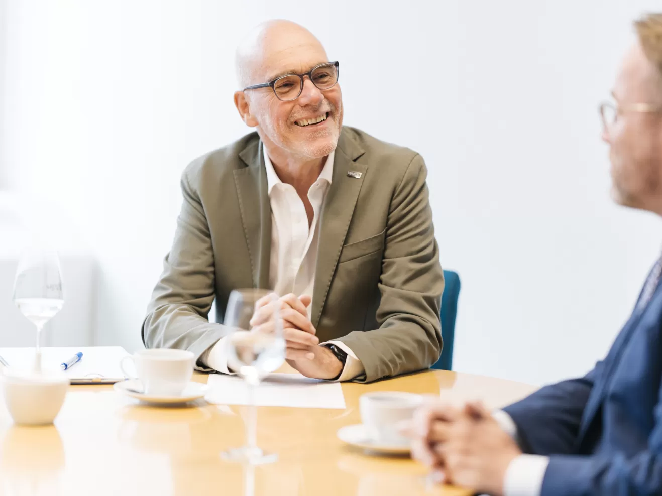 Prof. Elmar Fulda unterhält sich mit Timon Gremmels, er lächelt