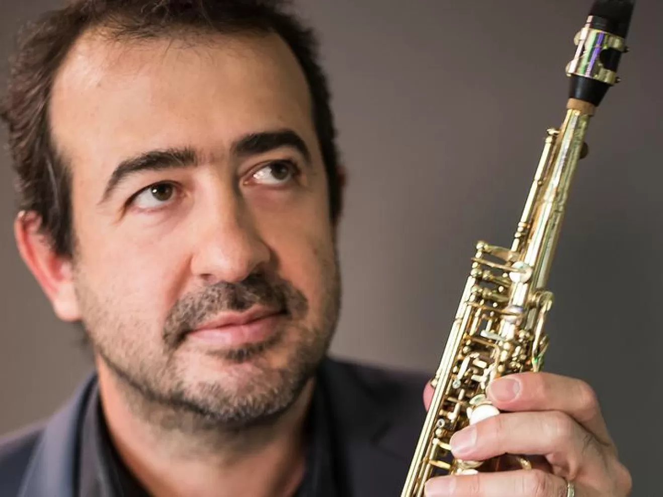 Portraitfoto von Pierre Bertrand mit Saxophon