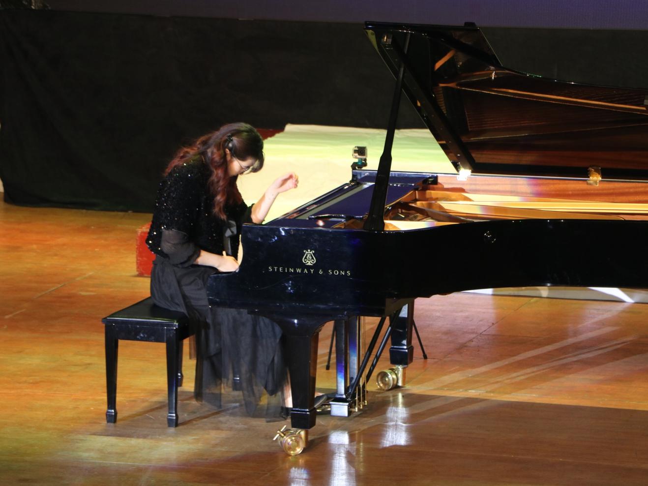 Eine Pianistin am Klavier