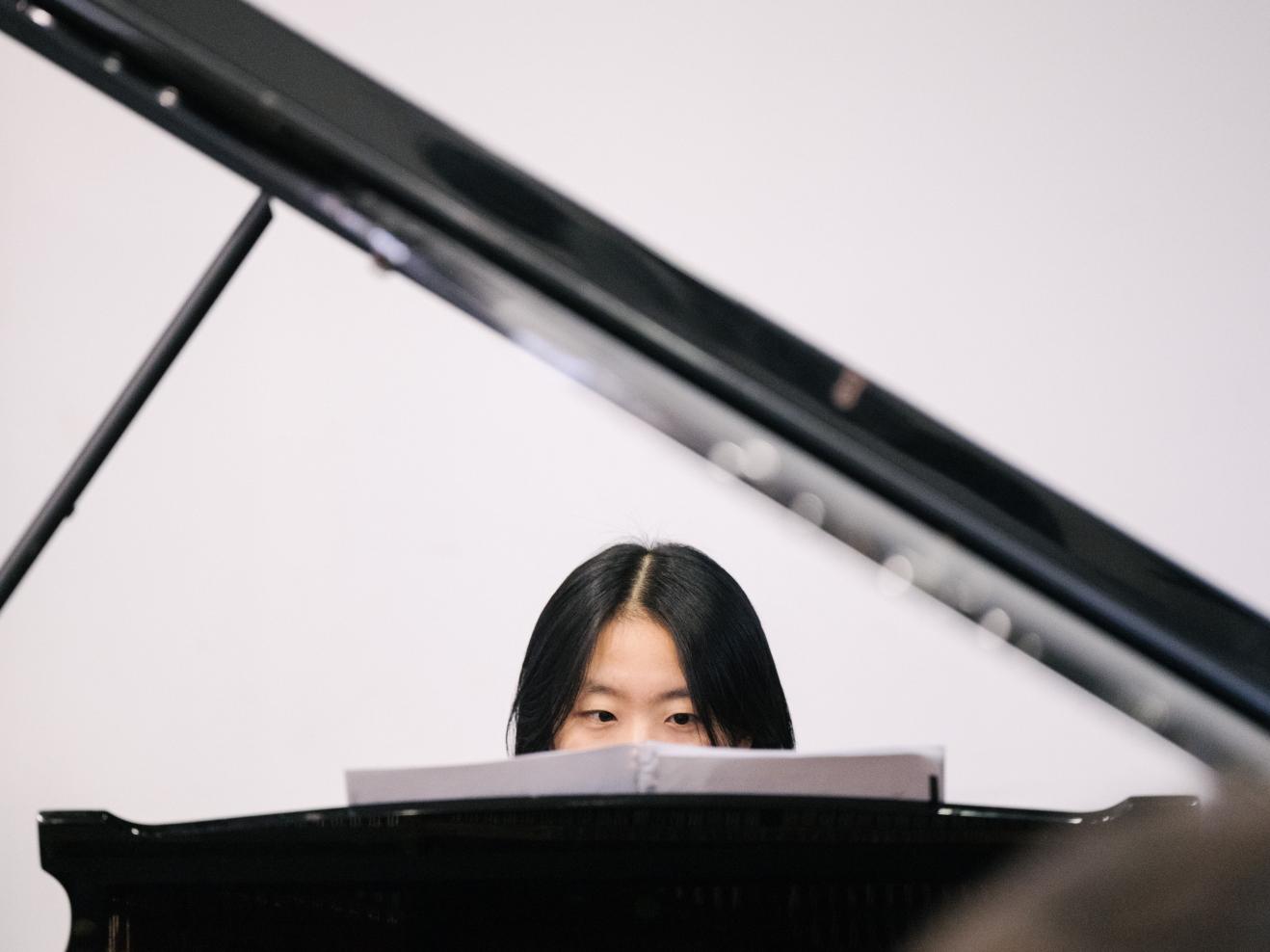 Eine Pianistin konzentriert am Flügel