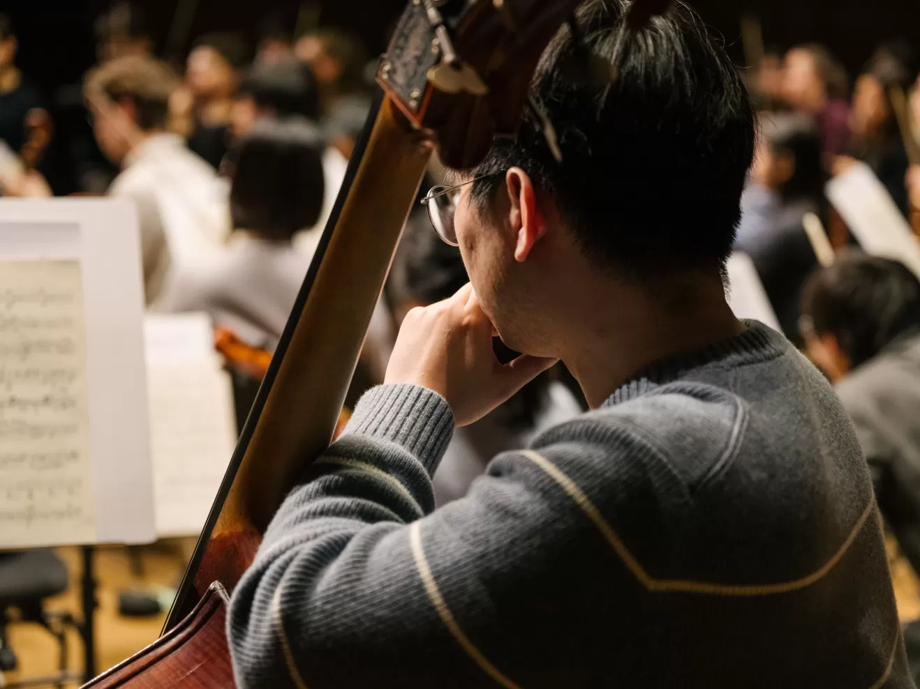 Nahaufnahme eines Kontrabassisten in einer Orchesterprobe