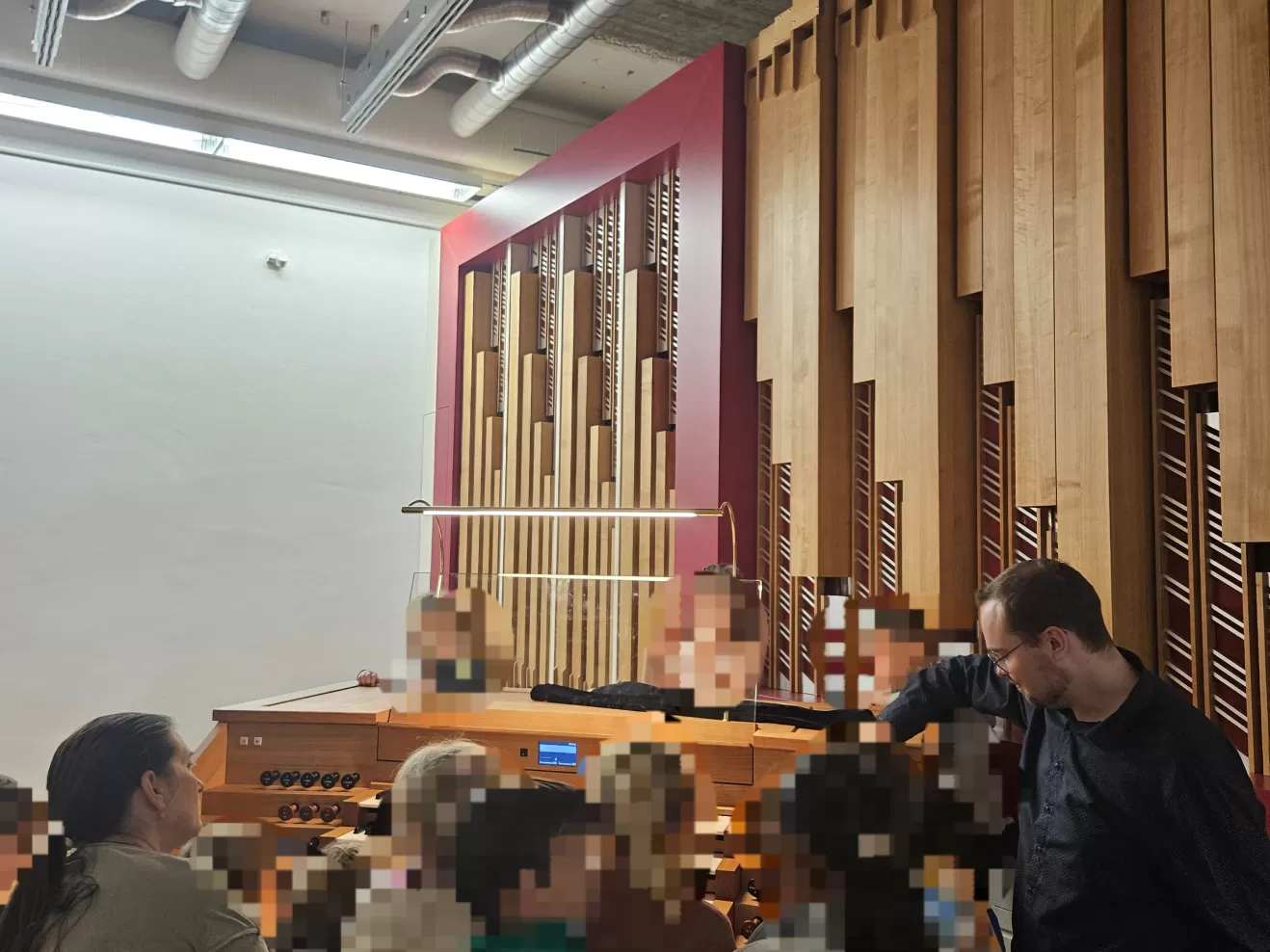 Kinder stehen dicht rund um den Spieltisch, Lukas Euler erklärt.