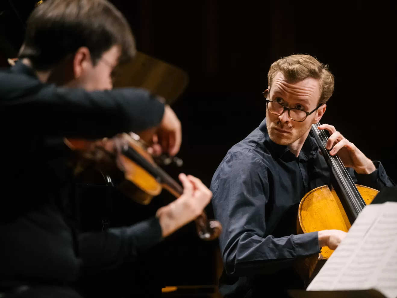 Zwei Musiker eines Kammermusikensembles, der Cellist blickt zum Geiger