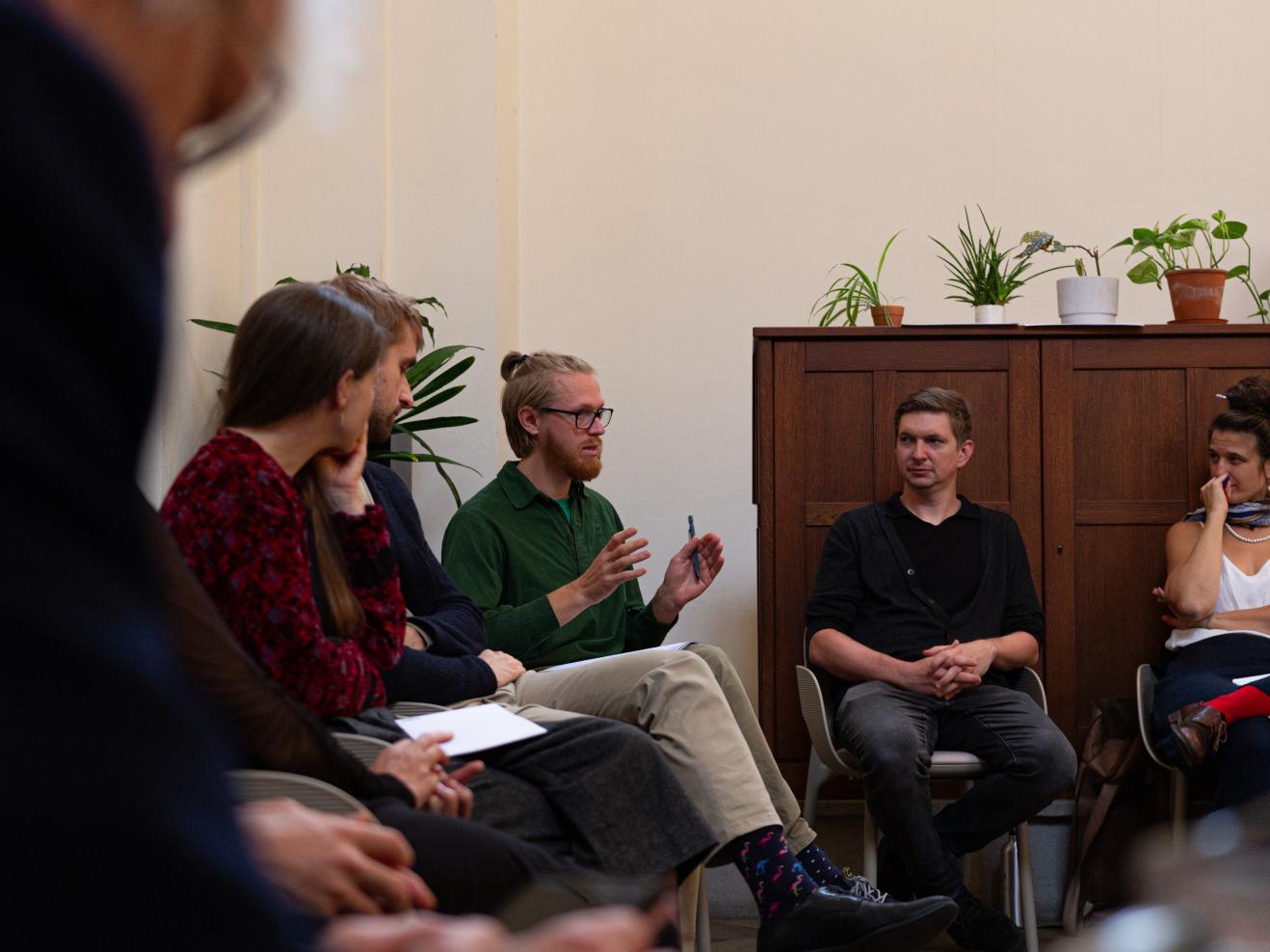 Eine Seminargruppe diskutiert im Stuhlkreis