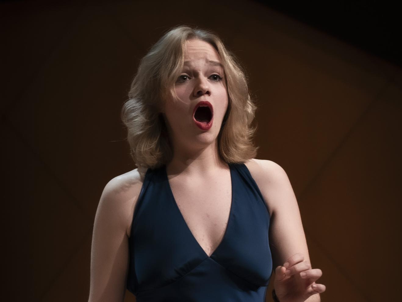 Ella Gehrmann singt ein Konzert.