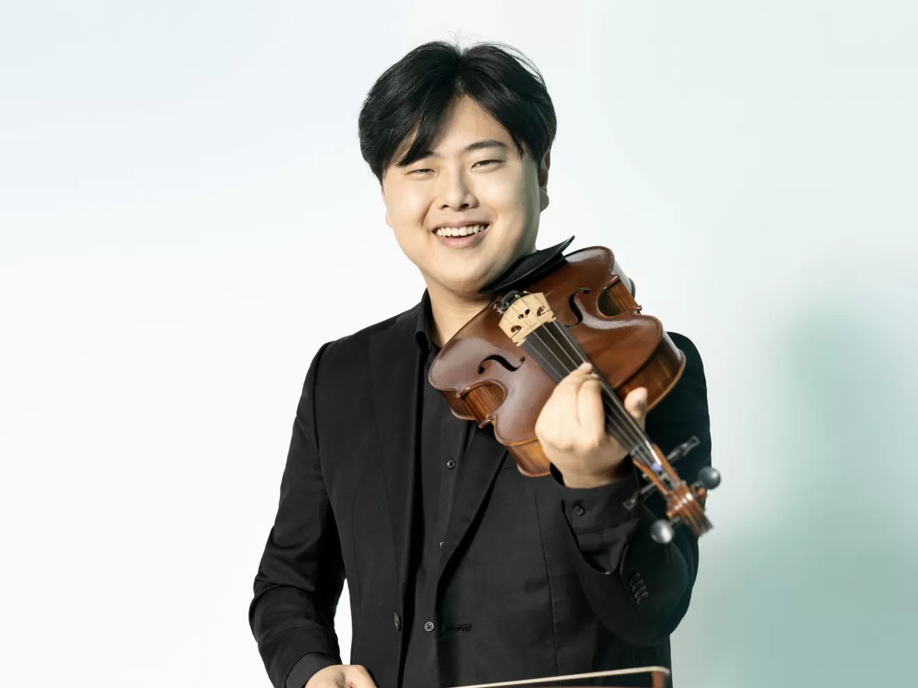 Portraitfoto von Eric Seohyun Moon mit Viola