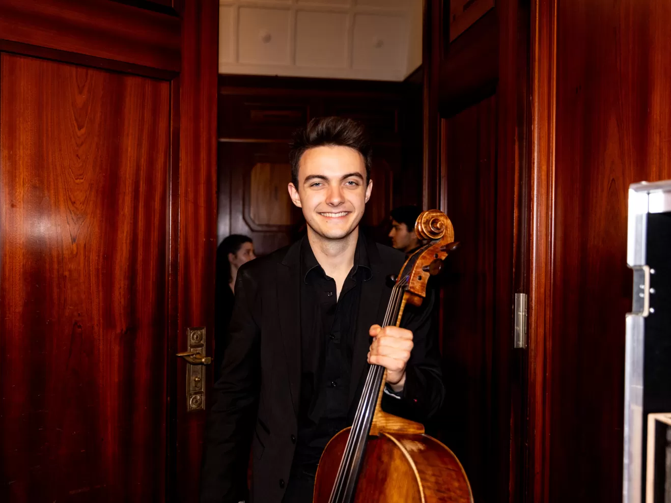Foto von Björn Gard mit seinem Cello