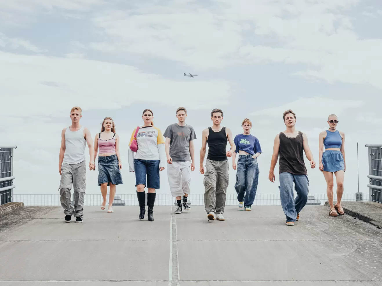 Gruppe von acht Personen läuft nebeneinander.