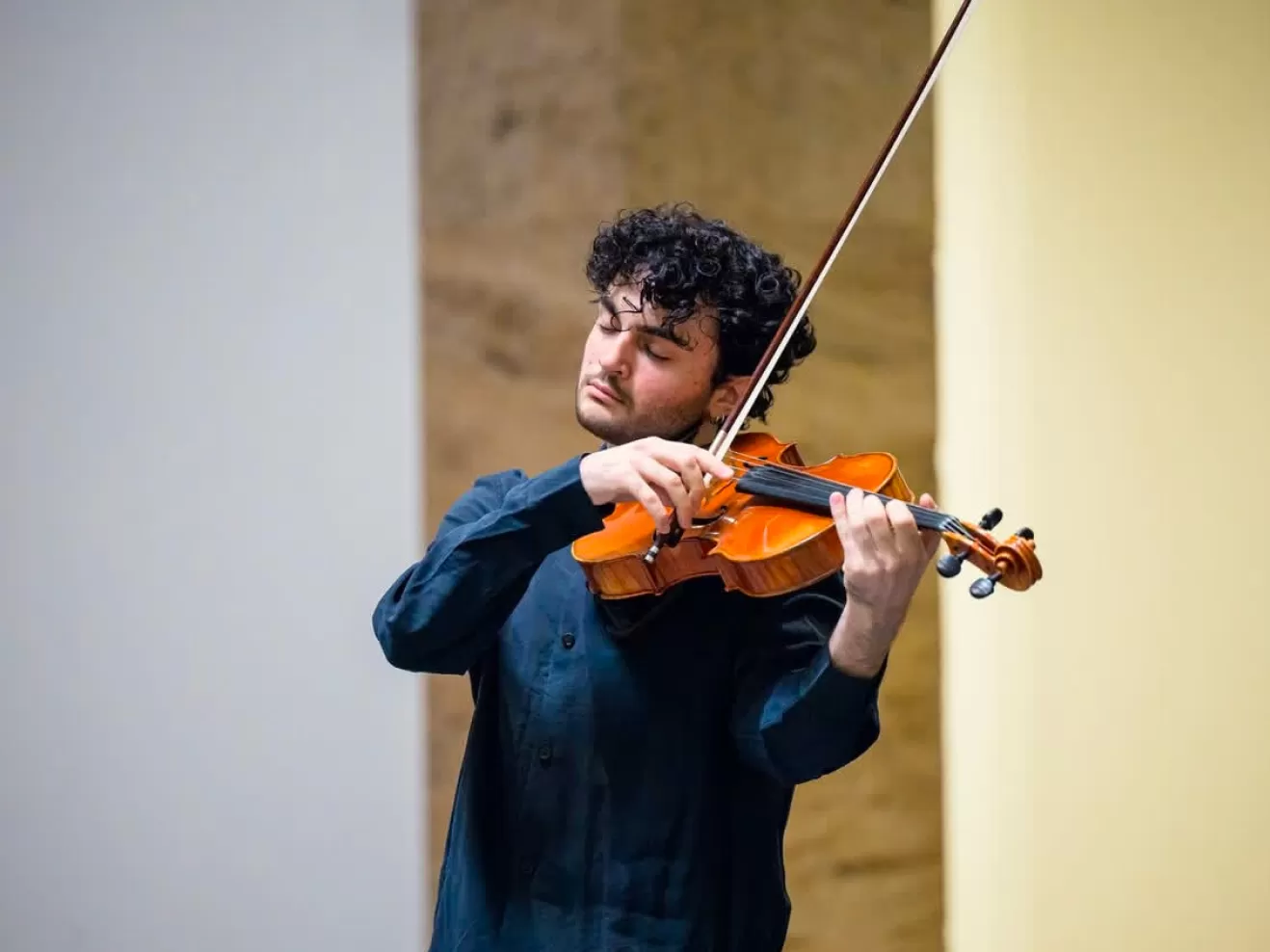 Arcan İsenkul spielt mit geschlossenen Augen Viola
