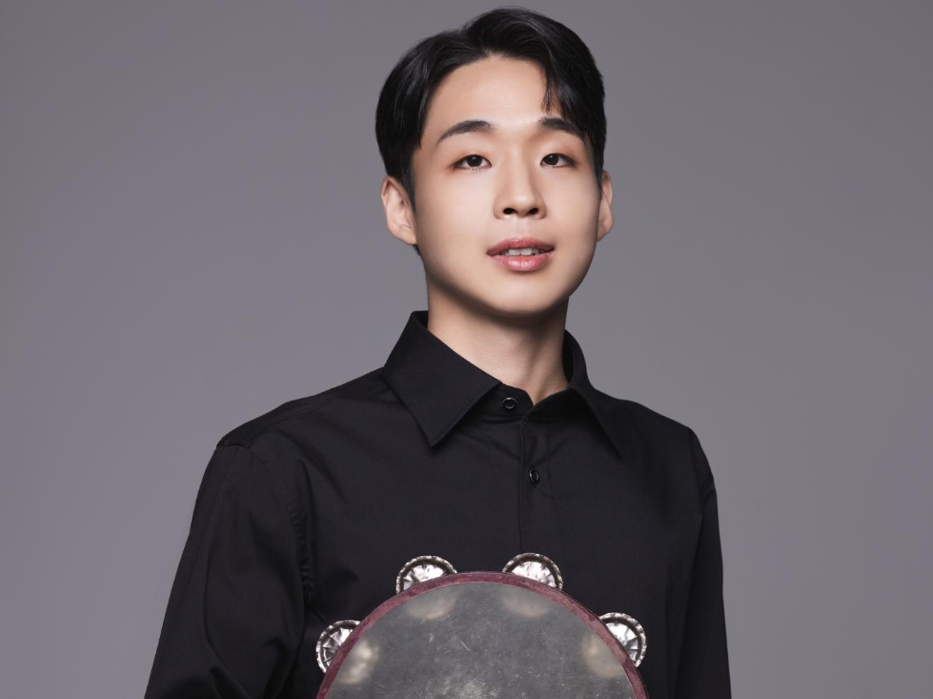 Portraitfoto von Walt Kim mit Tamburin in der Hand