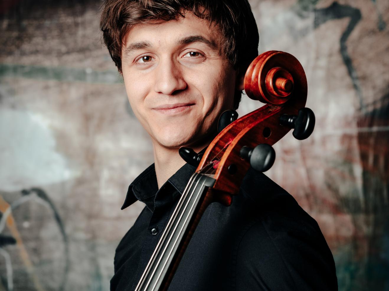Portraitfoto von Simon Napp mit Cello