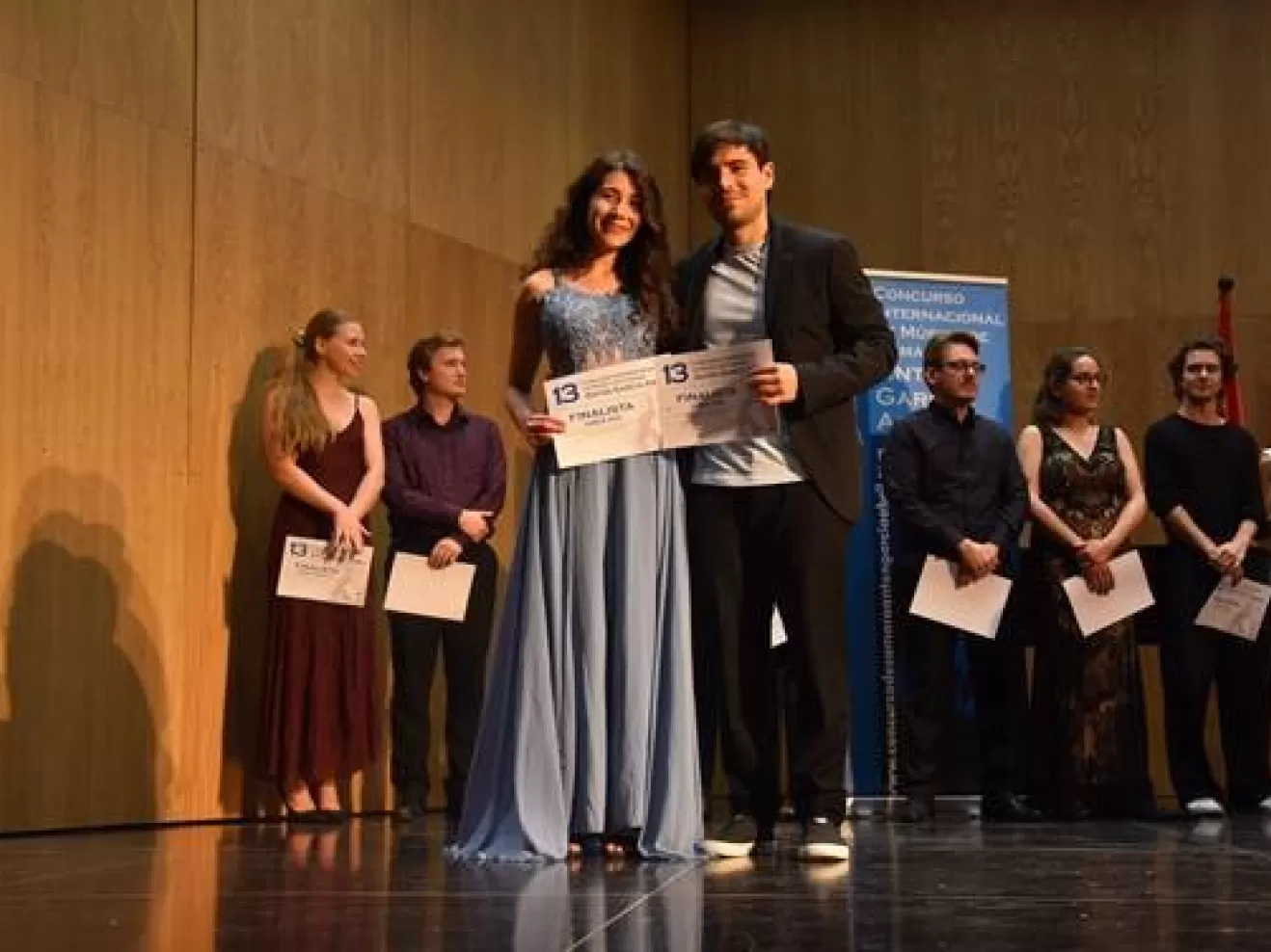 Das Varua Duo posiert mit Urkunden beim Wettbewerb