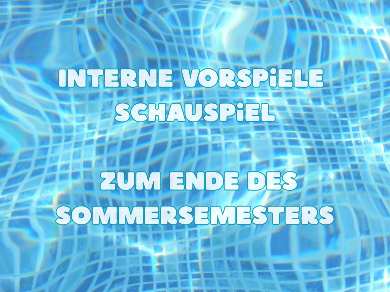 Text vor blauem Hintergrund (Wasser im Schwimmbadbecken).