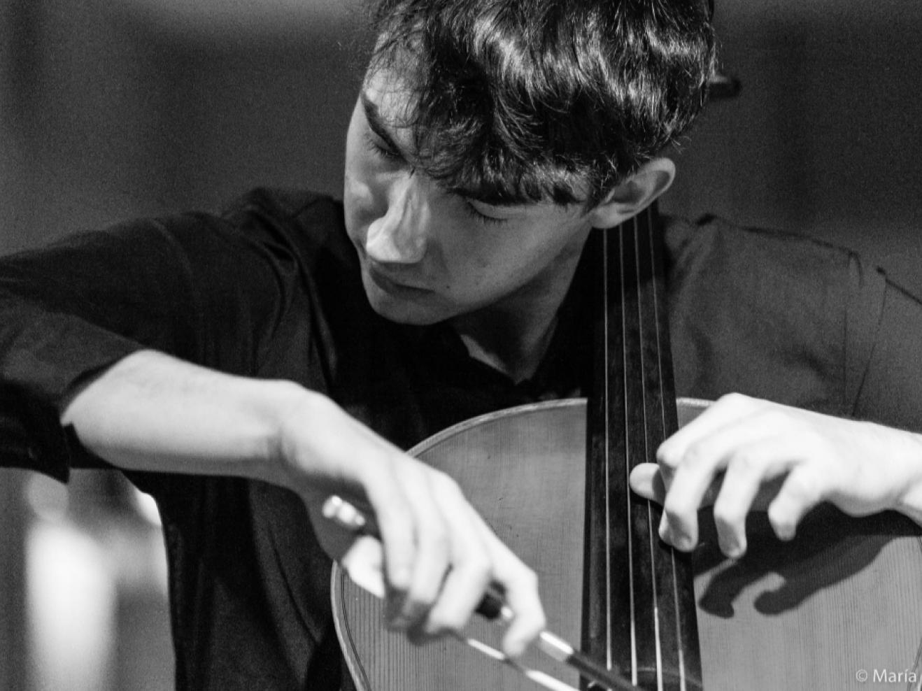 Ein junger Mann spielt Cello mit geschlossenen Augen