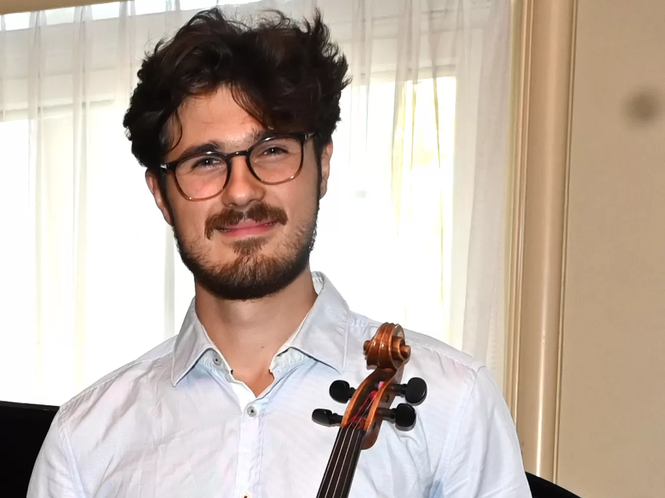 Portraitfoto von Eike Coetzee mit Viola