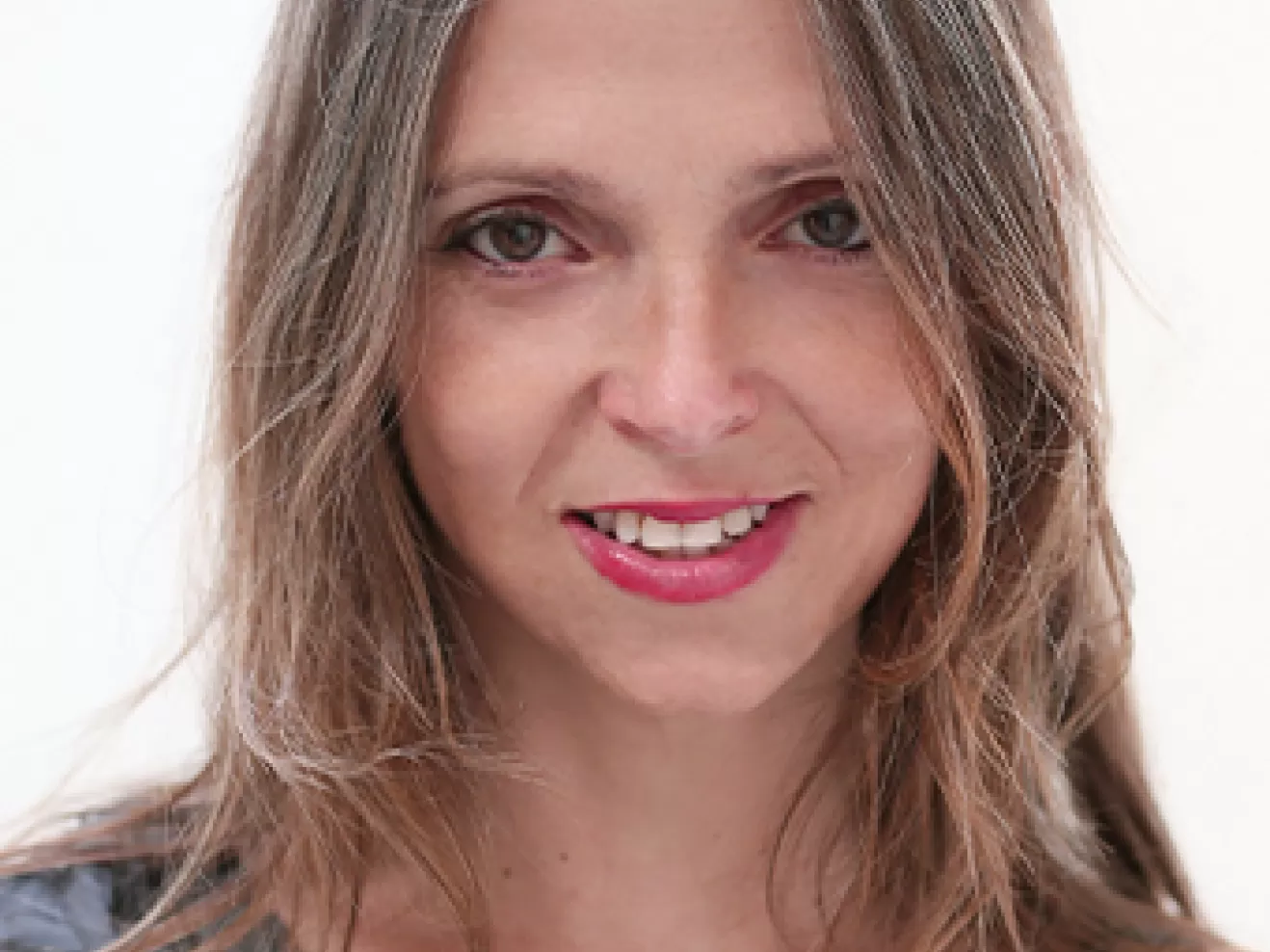 portrait einer Frau mit schulterlangen Haaren