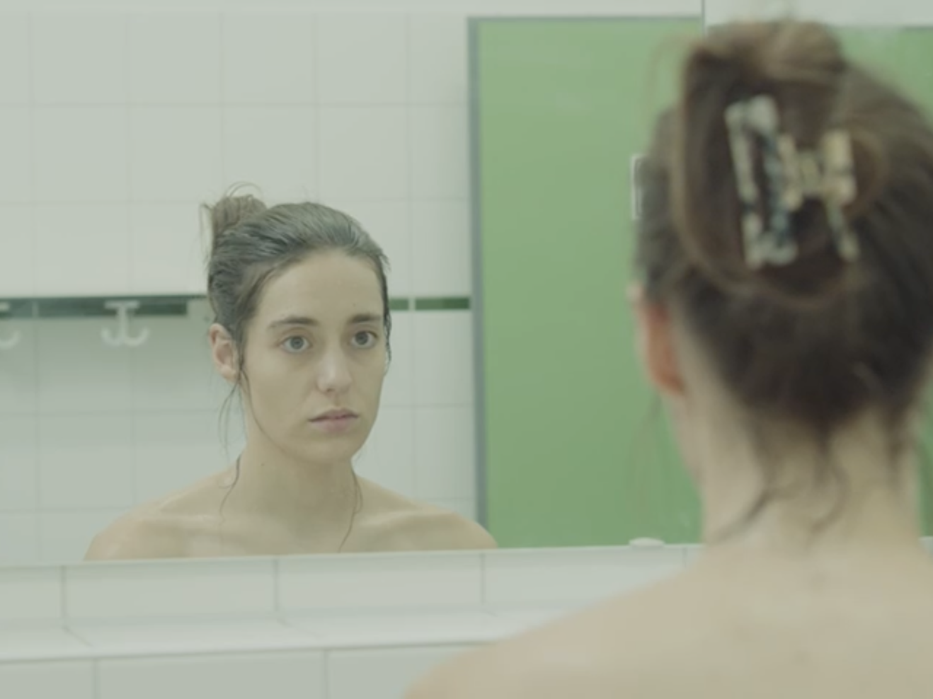 Olivia Salm guckt in den Spiegel