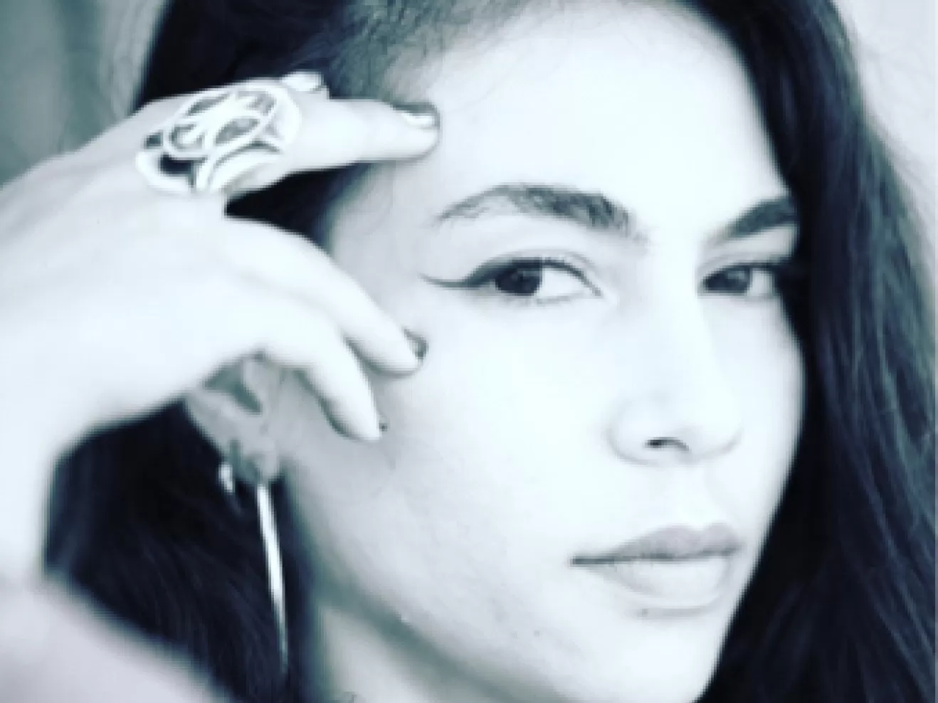 Portait einer Frau mit schwarzen Haaren