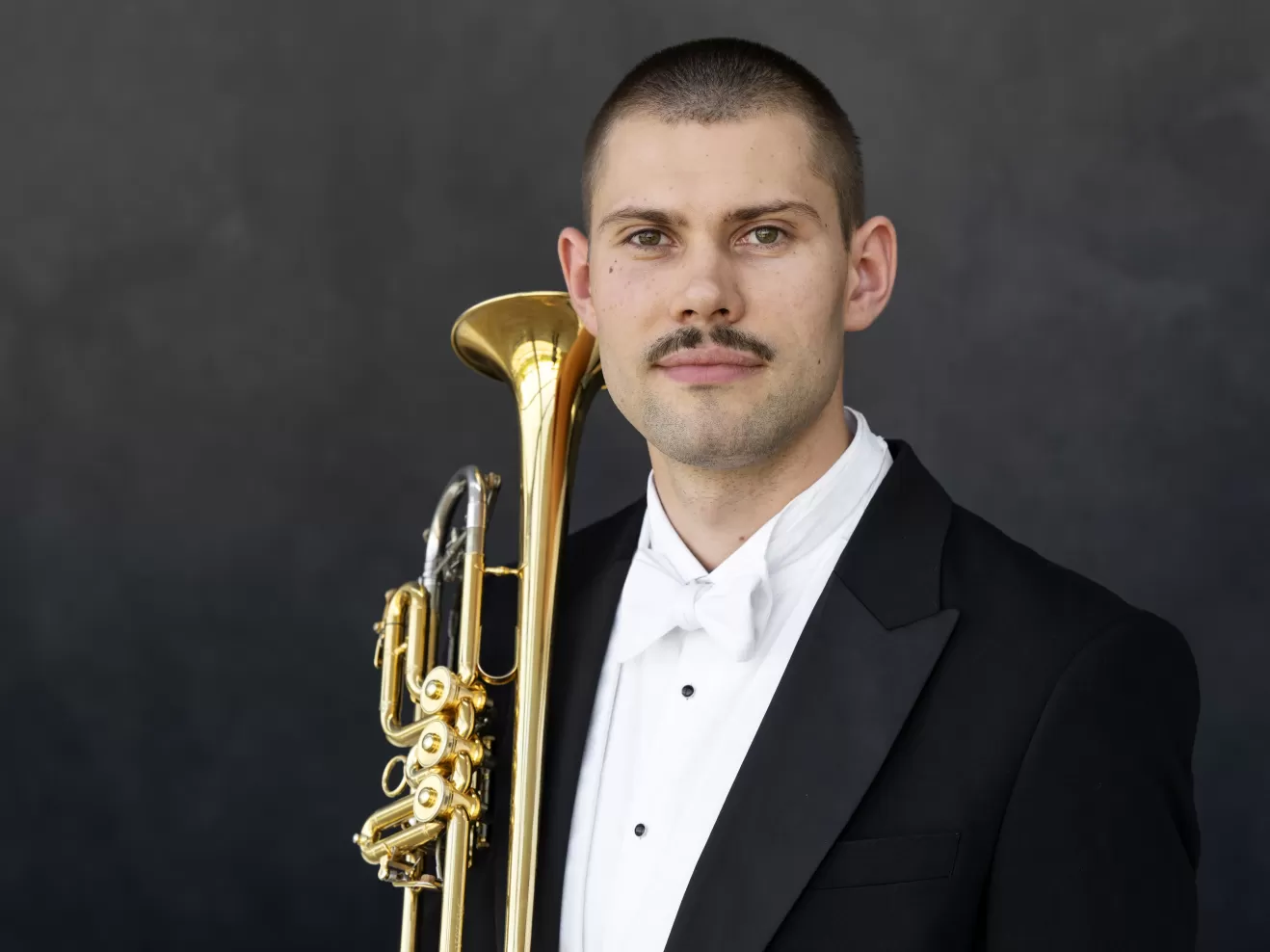 Porträtfoto von Jonathan Ernst mit Trompete