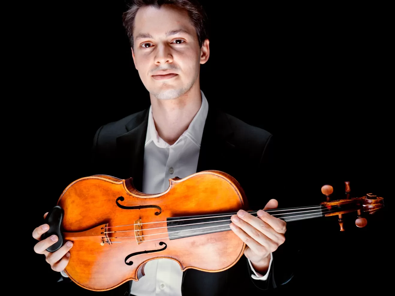 Porträtfoto Brian Isaacs mit Viola