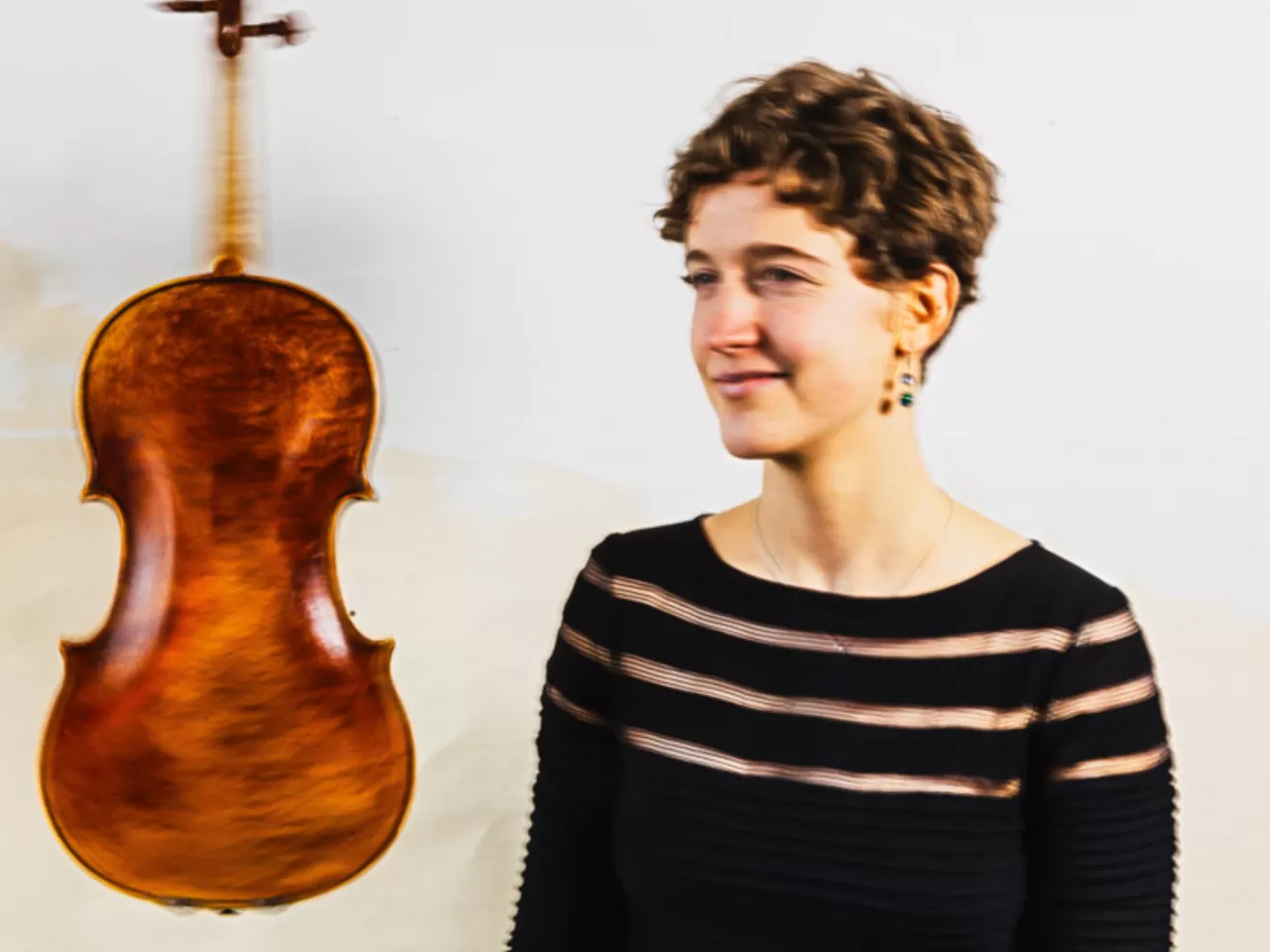 Porträtfoto von Sophie Kiening mit Bratsche