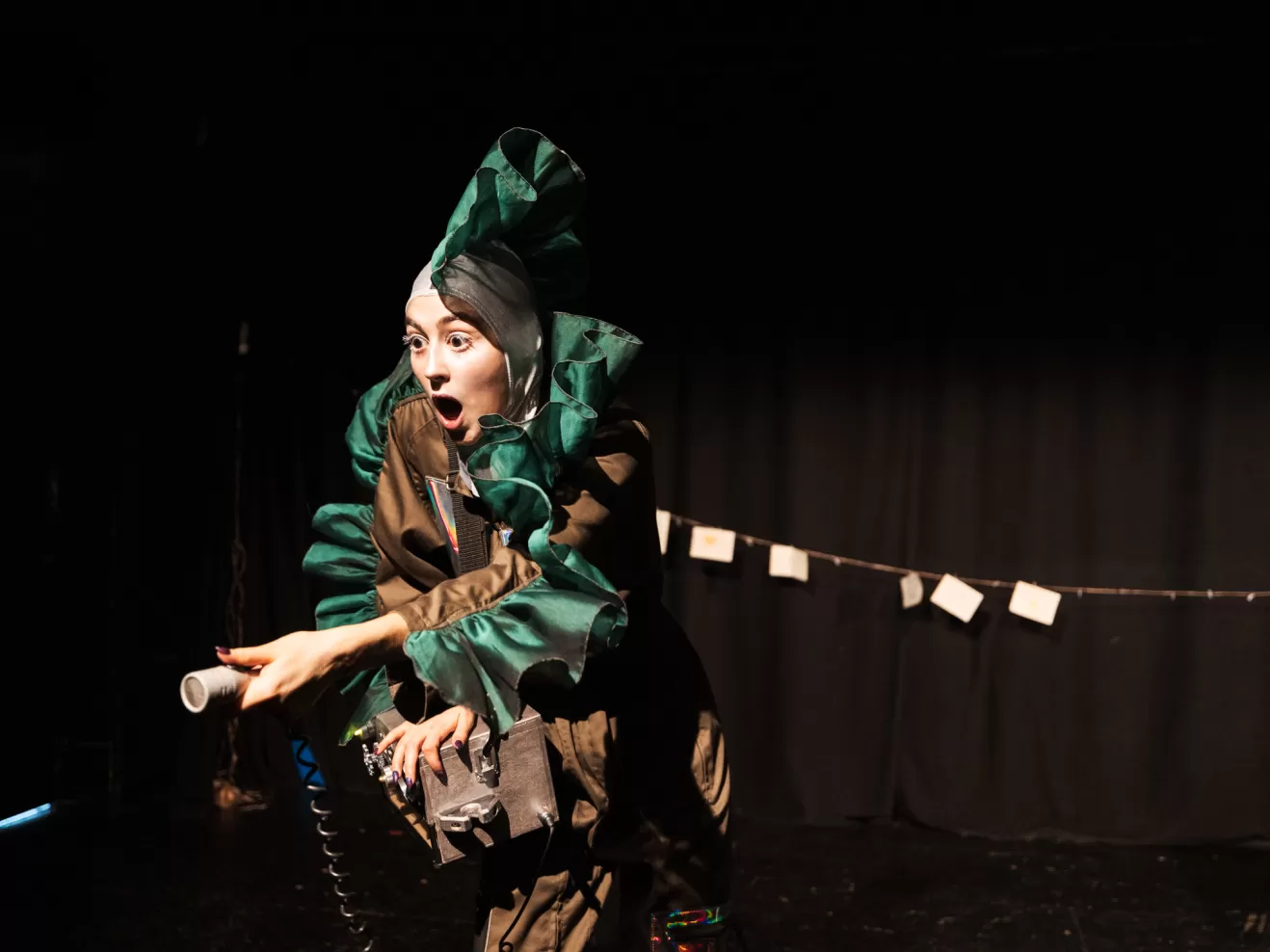 Larissa Voulgarelis in grünem Kostüm