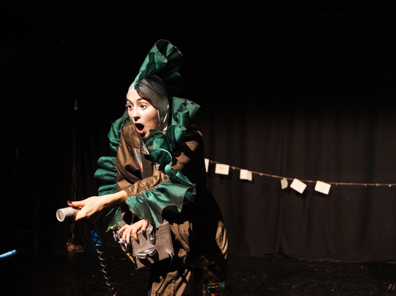 Larissa Voulgarelis in grünem Kostüm