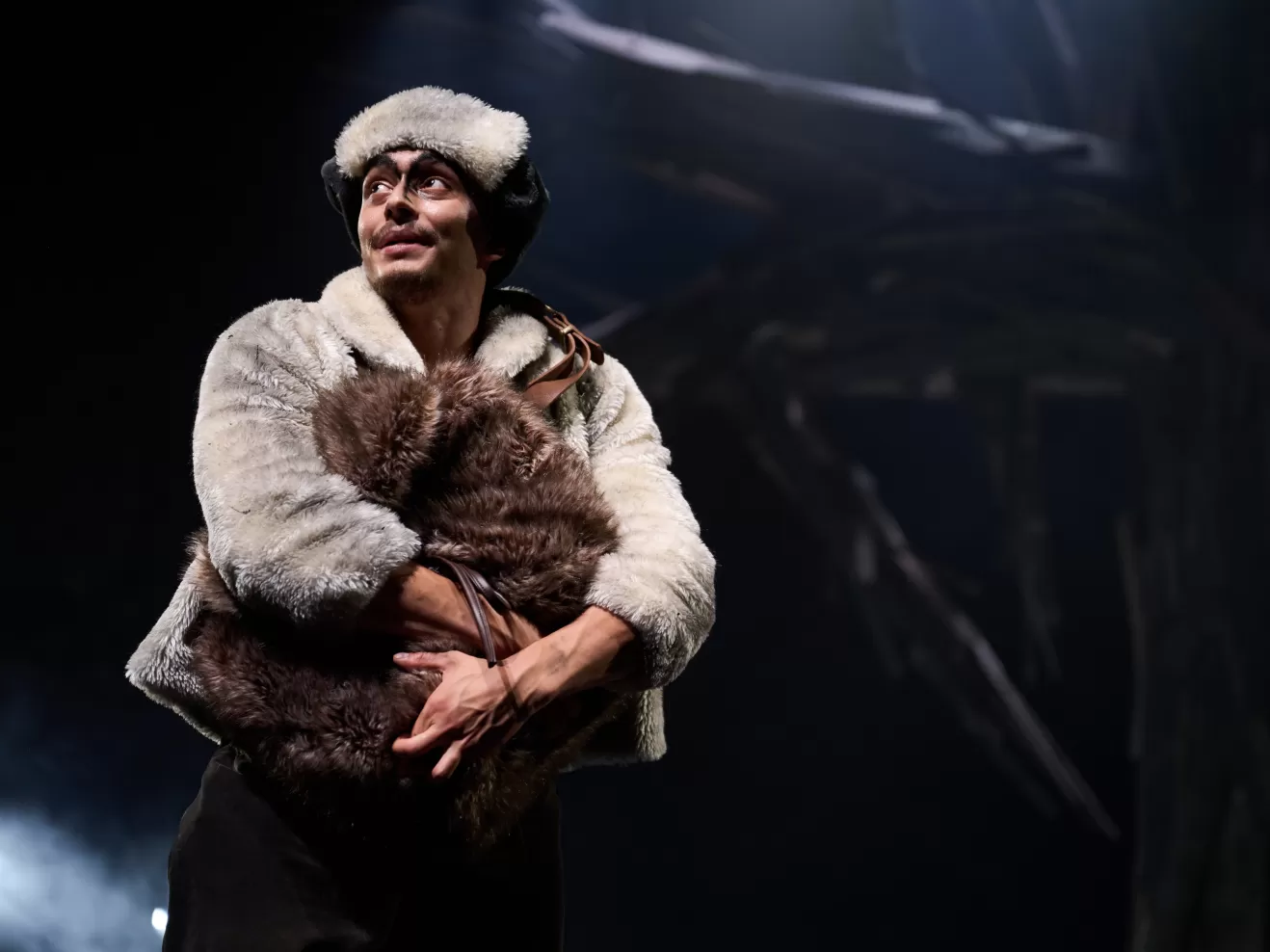 Eine Person als Tier verkleidet sieht beängstigt zur Seite.