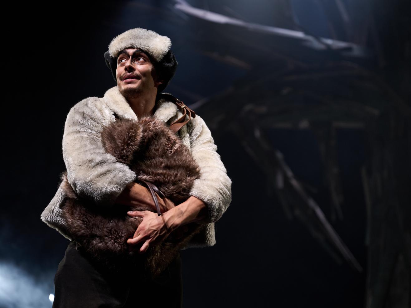 Eine Person als Tier verkleidet sieht beängstigt zur Seite.