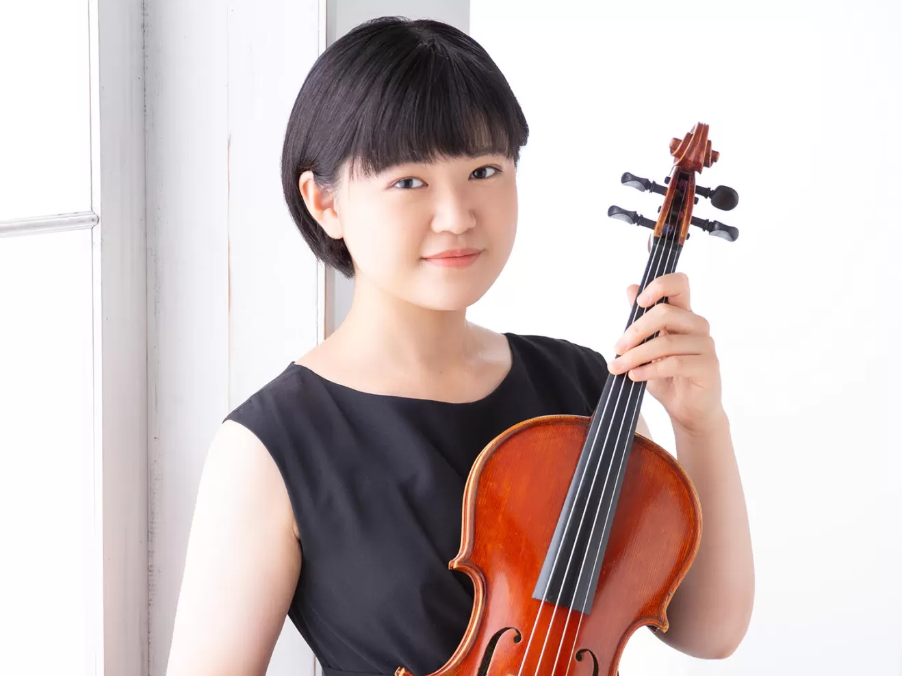 Porträtfoto von Ayaka Taniguchi mit Viola