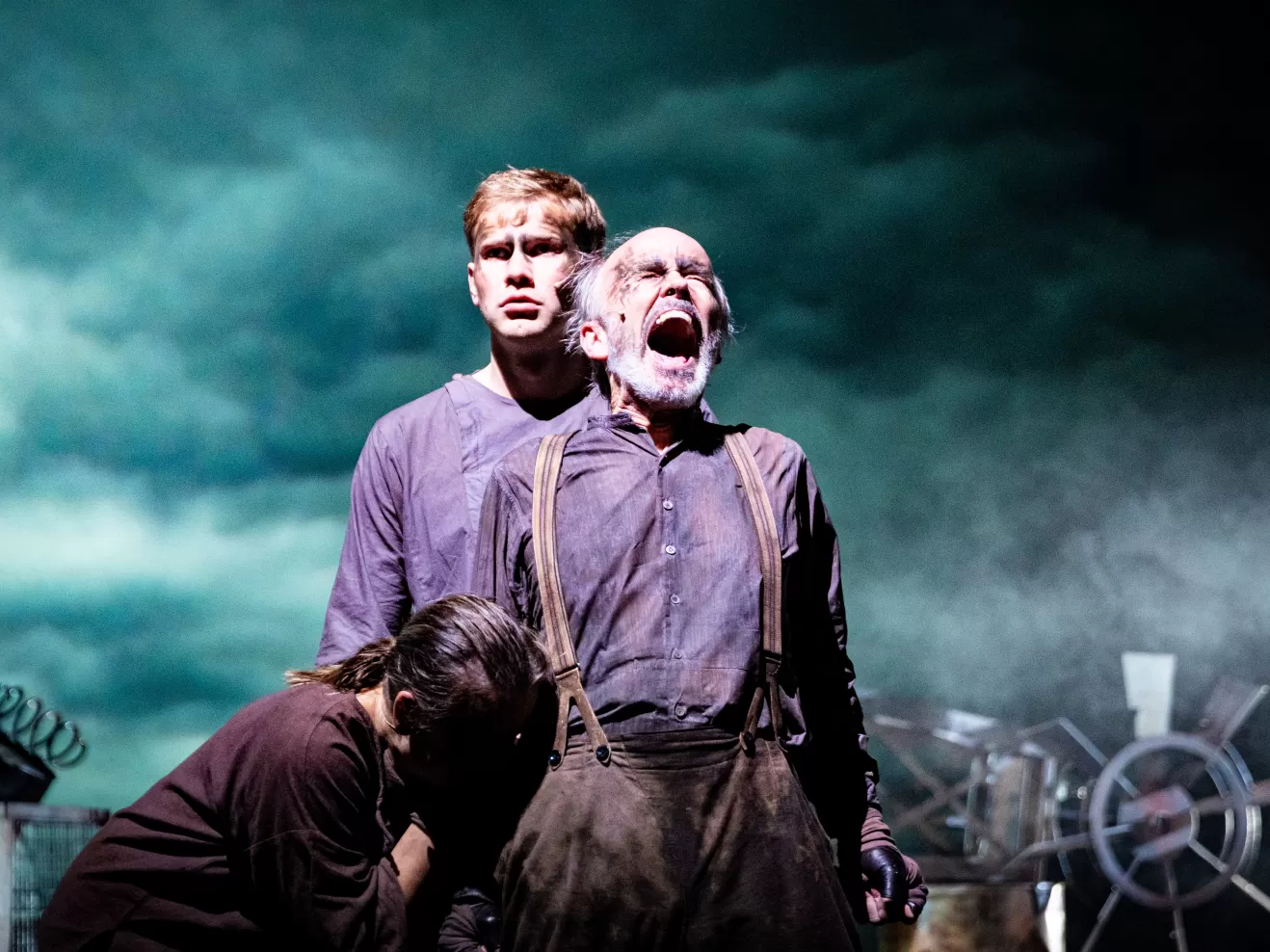 Drei Personen stehen beieinander. Der eine schreit, der andre sieht besorgt aus. 