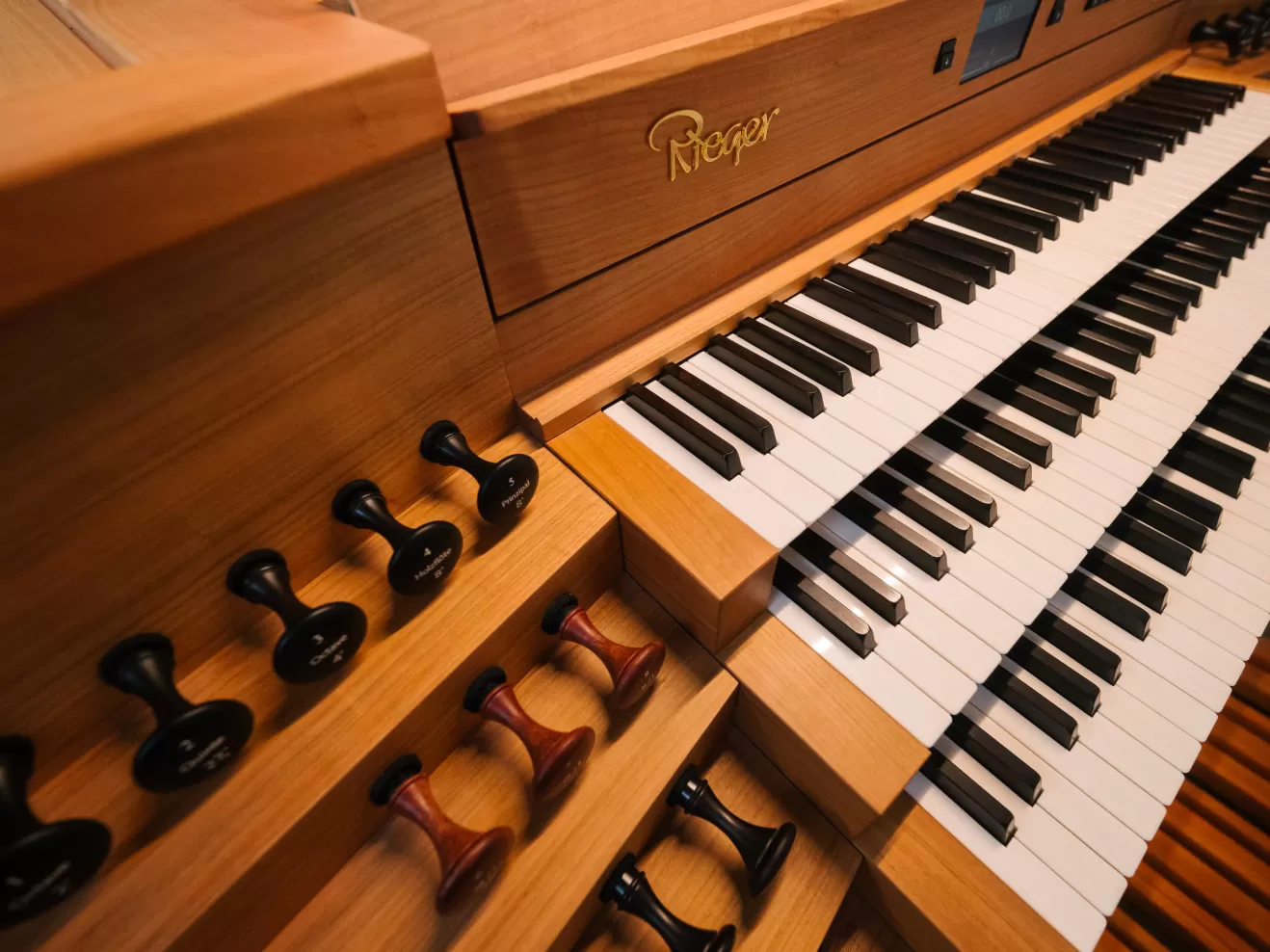 Blick auf die Tasten der Rieger-Orgel