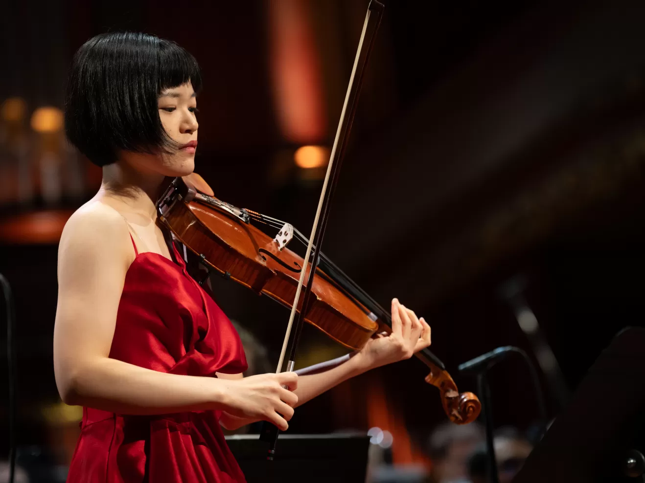 Ayaka Taniguchi spielt Viola