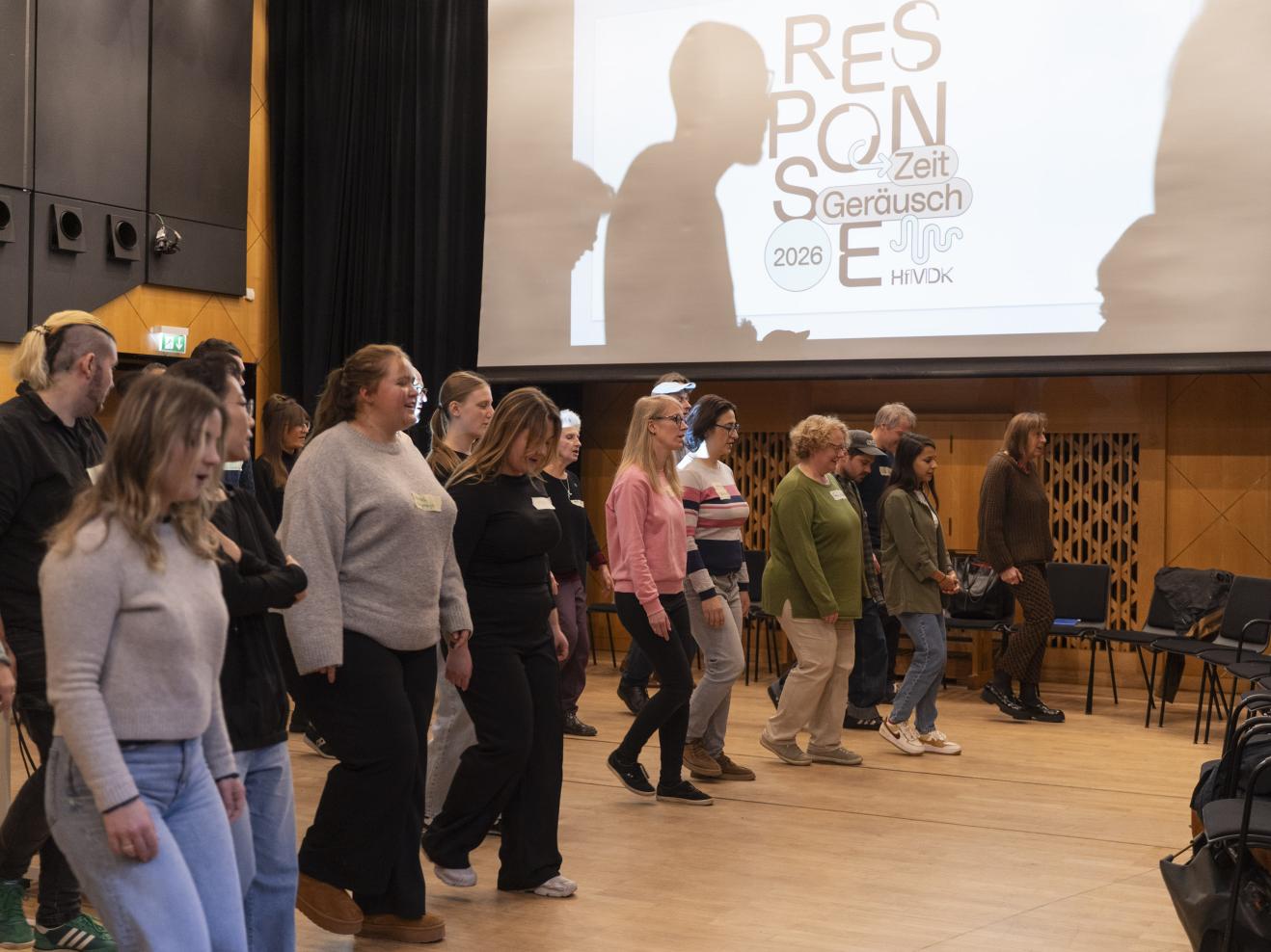 Die Teilnehmenden des Workshops beim Warm-Up