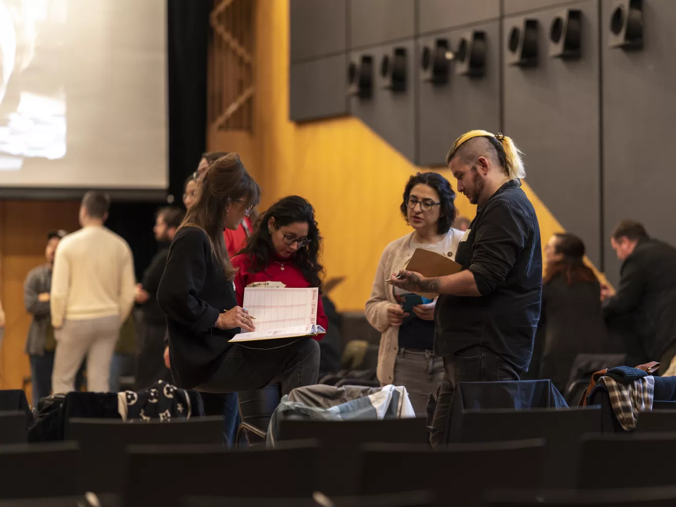 Vier Teilnehmende tauschen sich am Rande des Workshops aus.