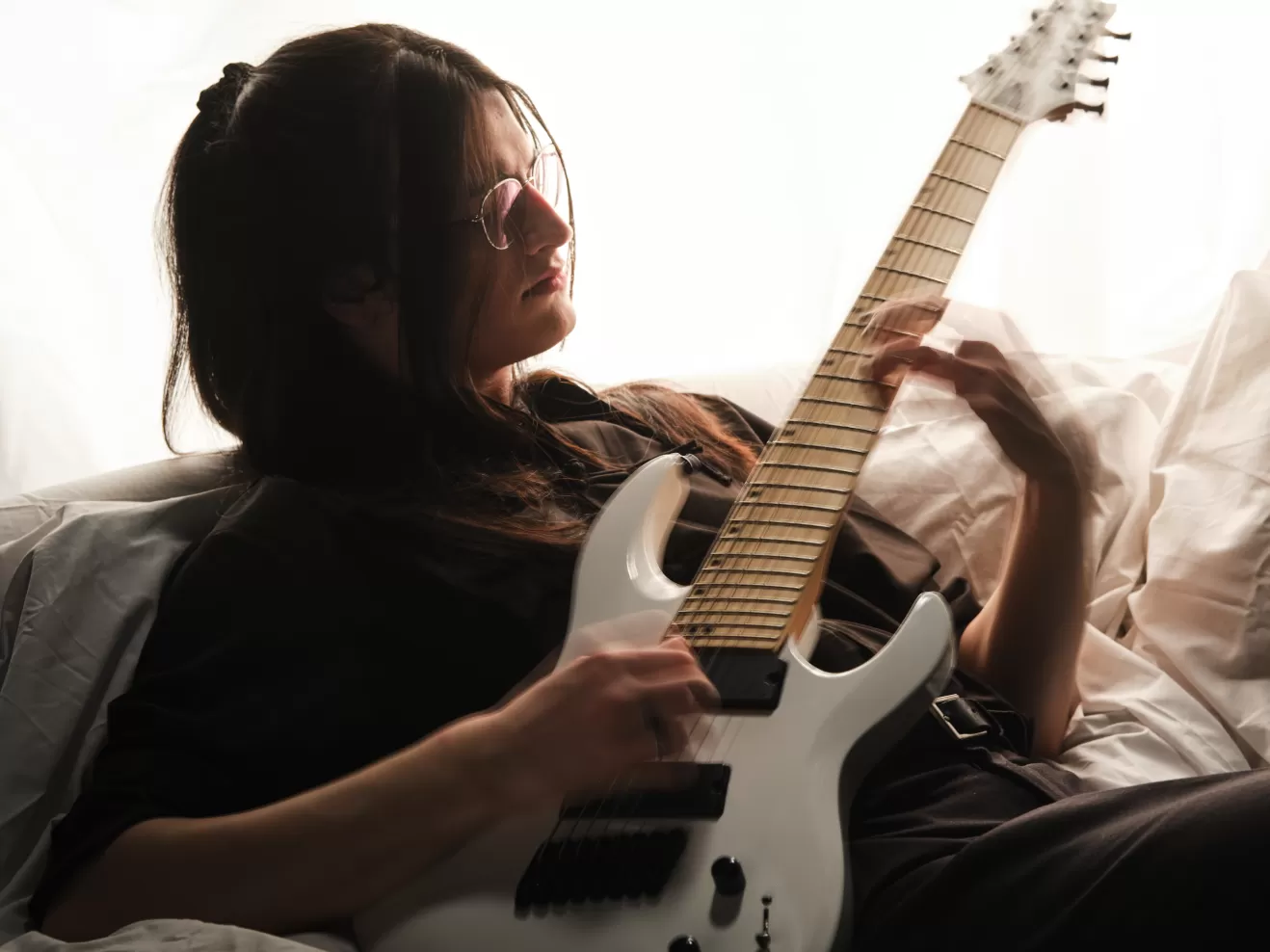 Valdemar Konov (VEMINI) mit seiner Gitarre