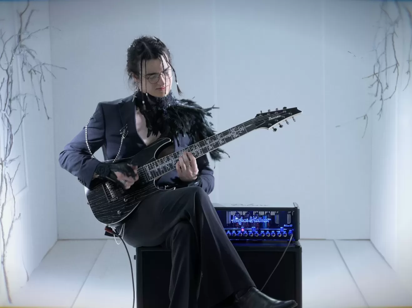 Valdemar Konov (VEMINI) mit seiner Ibanez Gitarre und Hughes & Kettner Verstärker