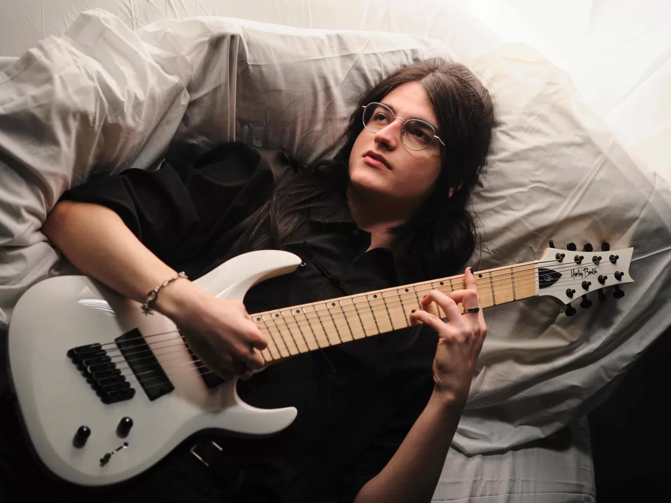 Porträt von Valdemar Konov mit einer E-Gitarre