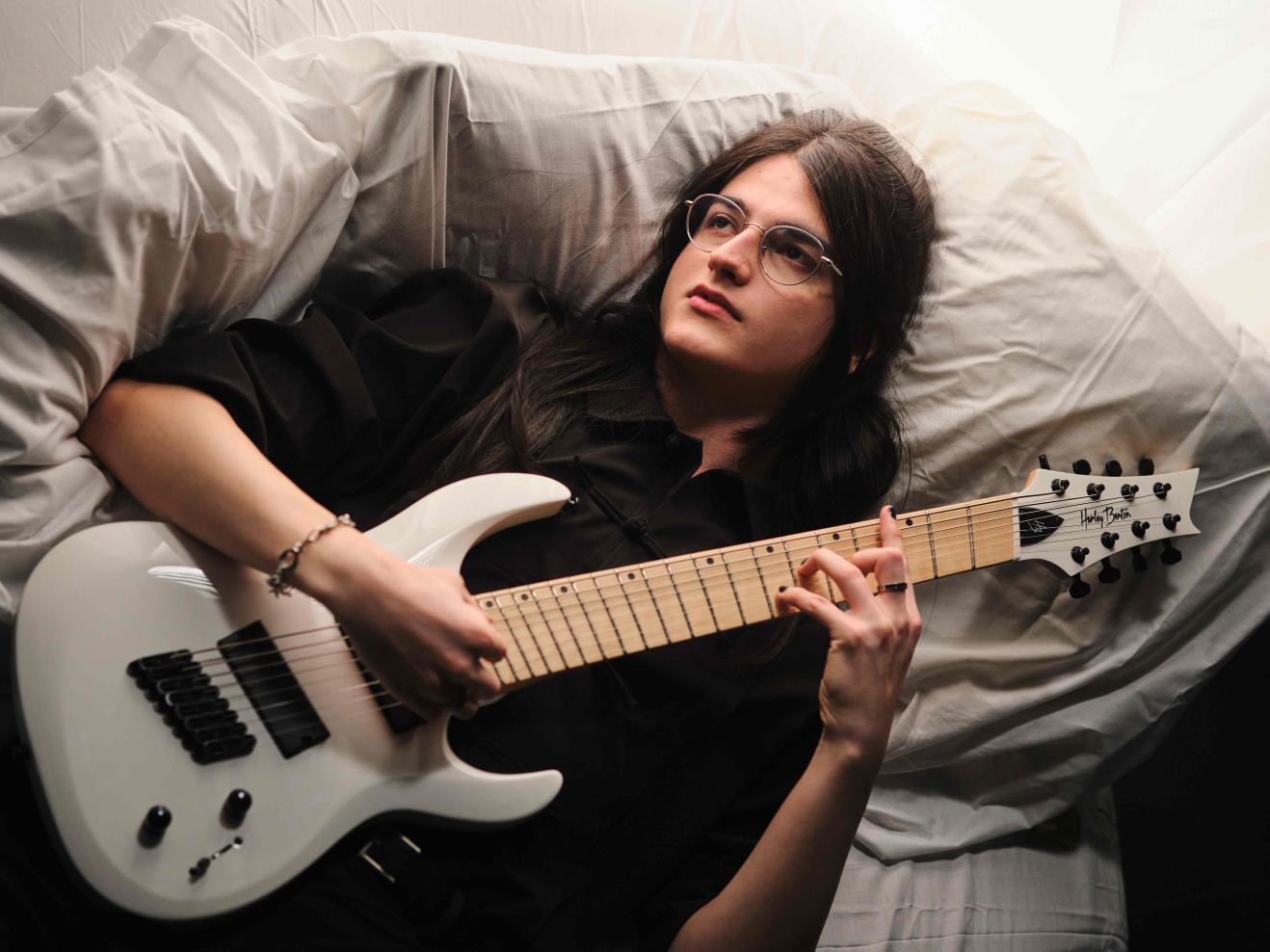 Porträt von Valdemar Konov mit einer E-Gitarre