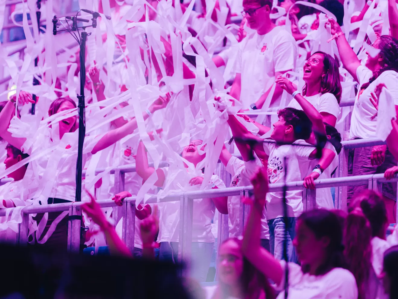 Viele Kinder, die beim 6K United Konzert mitsingen