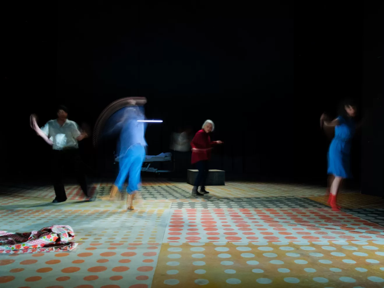 Viele Menschen springen rum und sind verschwommen.