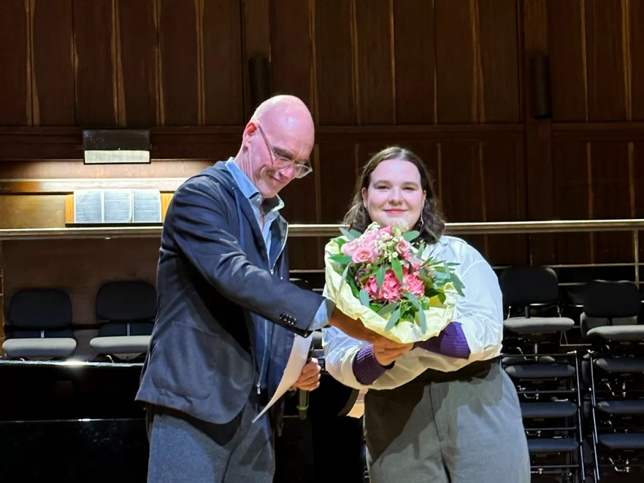 Prof. Elmar Fulda überreicht Yulia Chaplygina die Urkunde und einen Blumenstrauß