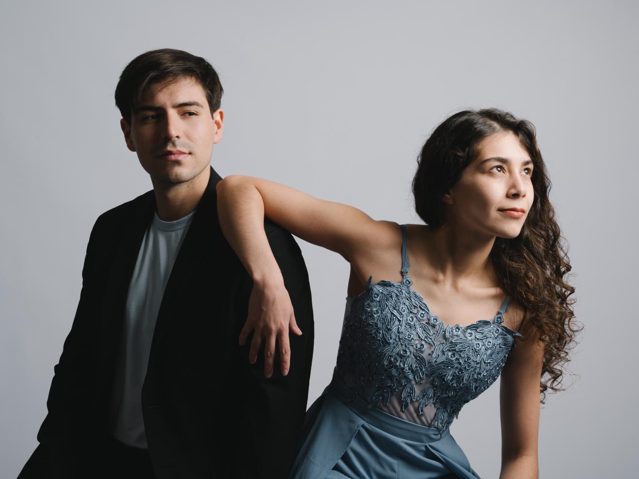 Foto der beiden Musiker*innen des Varua Duos