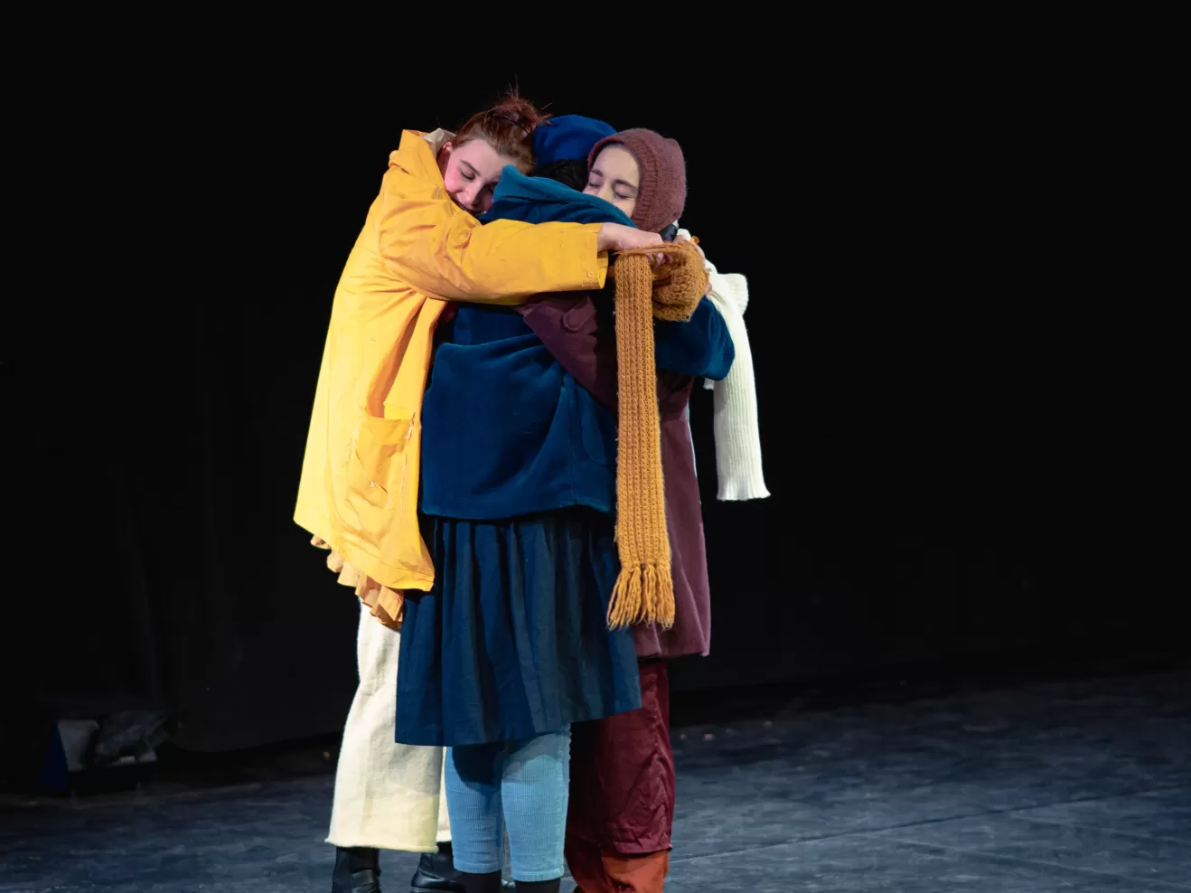 Drei Frauen, die sich umarmen.