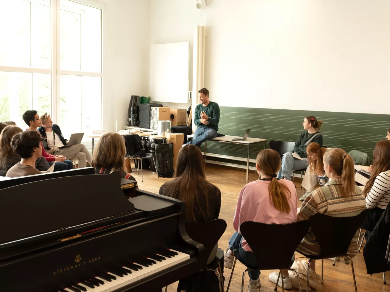 Studieninteressierte für das Lehramtsstudium Musik sitzen in einem Raum bei einer Infoveranstaltung