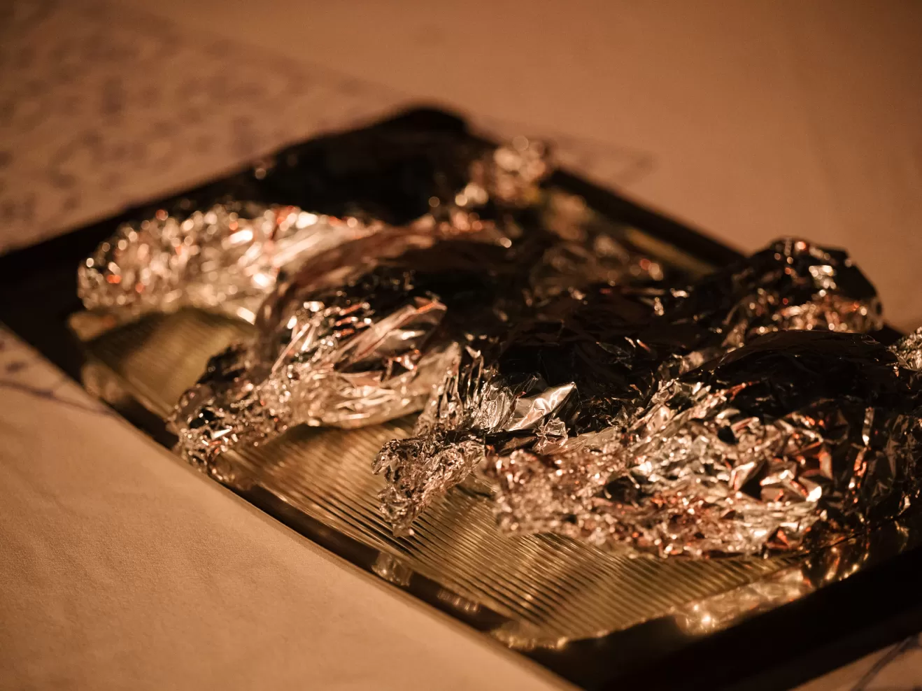 Foto von in Alufolie eingepacktem Fisch.