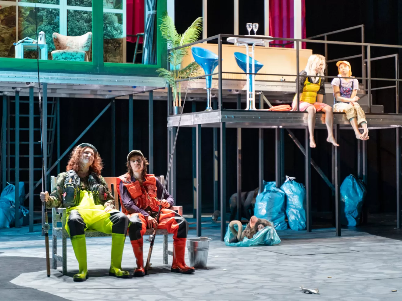 Zwei Anglerinnen sitzen auf einer Bank